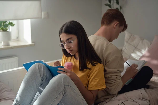 Dos Adolescentes Caucásicos Sentados Espalda Con Espalda Suelo Aprendiendo Libros — Foto de Stock