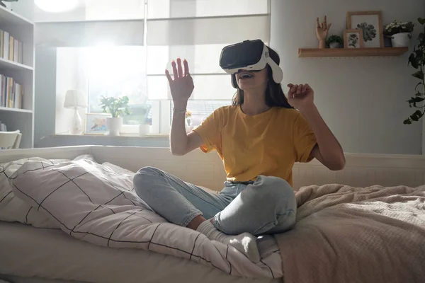 Teenage Caucasian Woman Using Virtual Reality Glasses While Sitting Bedroom — Stock Photo, Image