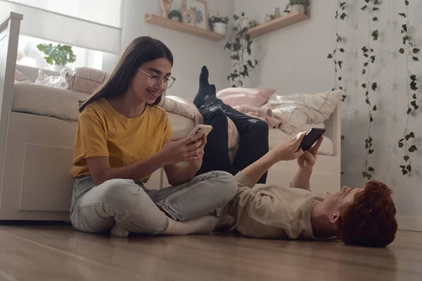Dos Amigos Adolescentes Caucásicos Divierten Mientras Usan Teléfonos Móviles Dormitorio — Foto de Stock