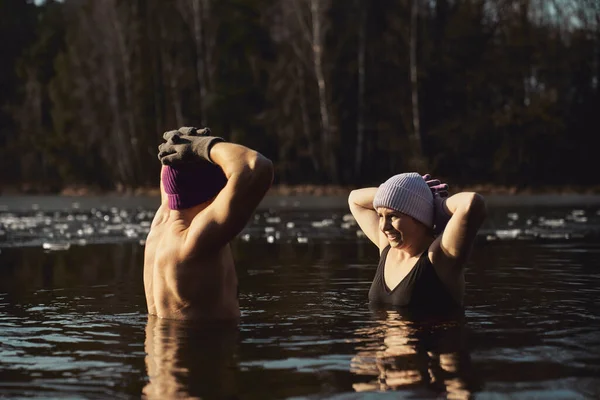 白种人夫妇在冰冷的湖中游泳 — 图库照片