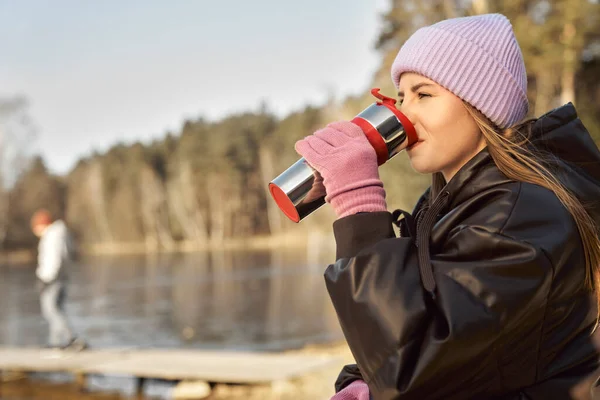 Blondynka Kaukaska Kobieta Pije Gorącą Herbatę Zimą Stojąc Zewnątrz — Zdjęcie stockowe