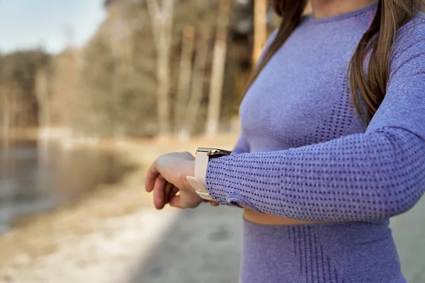 Běloška Mladá Žena Kontroluje Parametry Smartwatch Venku Zimě — Stock fotografie