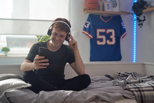 Kaukasische Tiener Jongen Browsen Telefoon Met Glimlach Het Dragen Van — Stockfoto