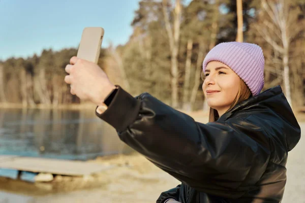 Donna Caucasica Fare Selfie All Aperto Inverno — Foto Stock