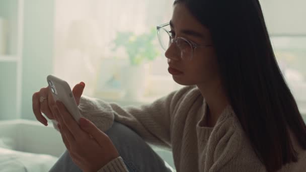 Běloška Dospívající Dívka Při Procházení Telefonu Zatímco Sedí Posteli Snímek — Stock video