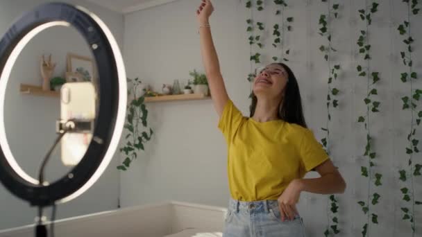 Tonårskaukasiska Flicka Dans Och Spela Video För Sociala Medier Med — Stockvideo