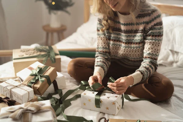 수없는 침대에 크리스마스 선물을 집에서 포장하는 — 스톡 사진