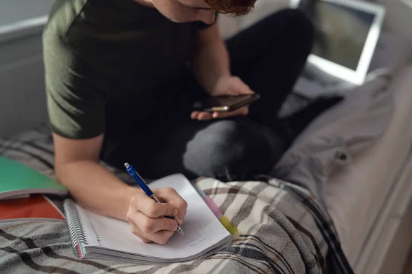 Kaukasische Teenager Sitzen Auf Dem Bett Und Lernen Mit Dem — Stockfoto