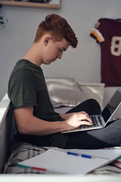 Vit Tonåring Pojke Sitter Sängen Och Lär Sig Använda Laptop — Stockfoto