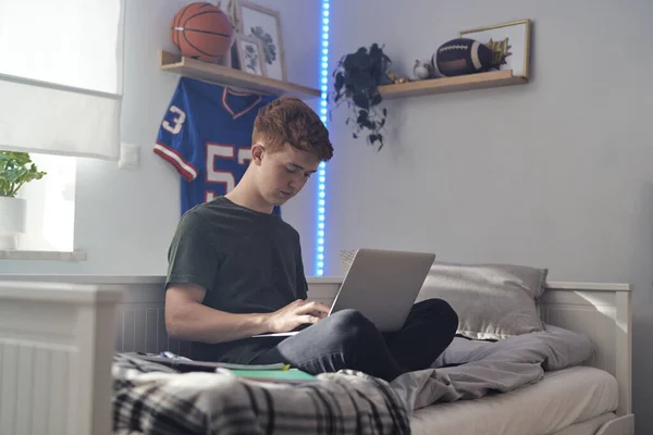 Vit Tonåring Pojke Sitter Sängen Och Skriver Laptop — Stockfoto