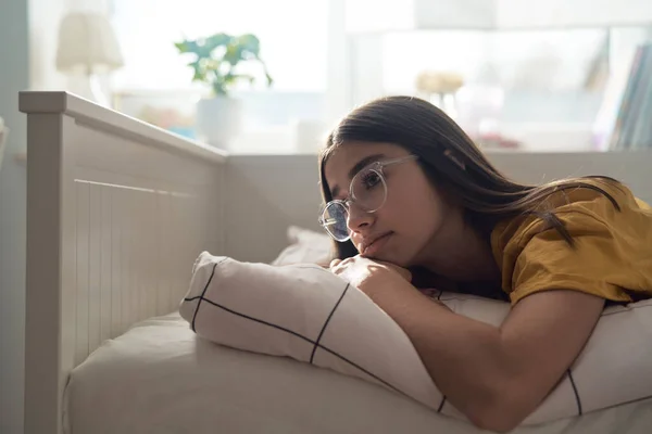 Zamyślony Kaukaski Nastolatek Dziewczyna Leżący Łóżko Patrząc Daleko — Zdjęcie stockowe