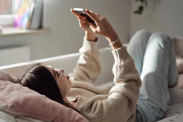 Vit Tonåring Flicka Bläddrar Telefon Medan Hon Ligger Sängen Rygg — Stockfoto