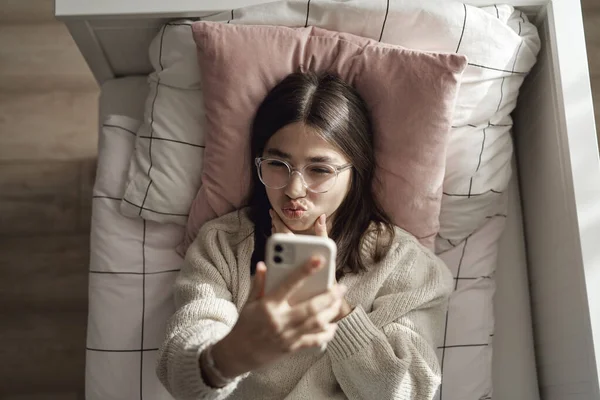 Ovanifrån Kaukasiska Tonåring Flicka Som Tar Selfie Med Telefon När — Stockfoto