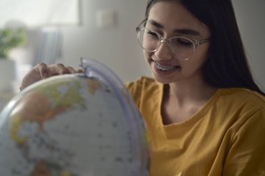 Eğitimsel dünyayı kolaçan eden beyaz kadın ergenlere yakın çekim