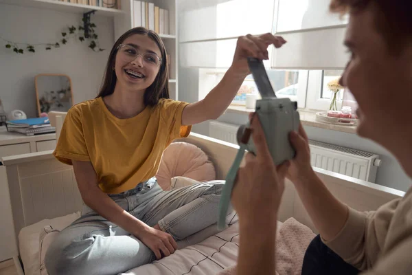 Deux Amis Adolescents Caucasiens Amusent Prendre Des Photos Dans Chambre — Photo