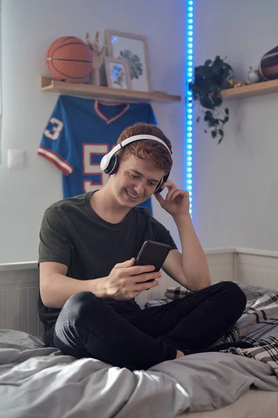 Garoto Adolescente Caucasiano Navegando Telefone Com Sorriso Usando Fones Ouvido — Fotografia de Stock
