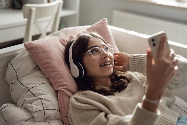 Blank Tiener Meisje Browsen Telefoon Met Glimlach Het Dragen Van — Stockfoto