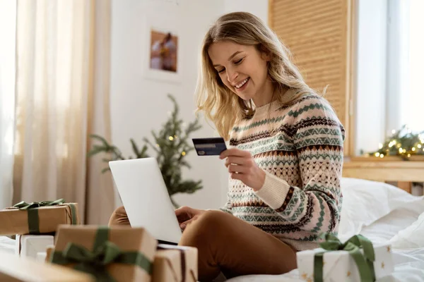 Beyaz Kadın Yatakta Oturuyor Noel Alışverişi Yapıyor Laptop Kredi Kartı — Stok fotoğraf