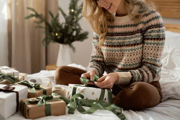Tanımlanamayan Beyaz Kadın Yatakta Oturuyor Evde Noel Hediyesi Paketliyor — Stok fotoğraf