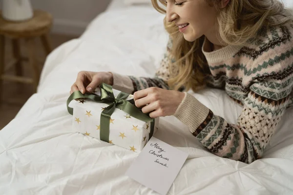 Femme Caucasienne Enveloppant Cadeau Noël Carte Voeux Couché Côté — Photo