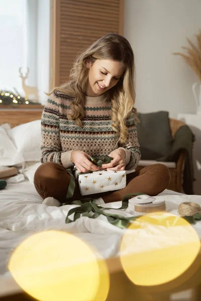 Femme Caucasienne Assise Sur Lit Emballage Cadeau Noël Maison — Photo