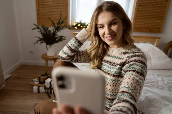 Caucasian Woman Using Phone Bedroom Christmas Time — Stock Photo, Image