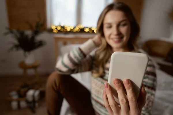 Mujer Caucásica Tomando Selfie Con Teléfono Dormitorio Tiempo Navidad — Foto de Stock