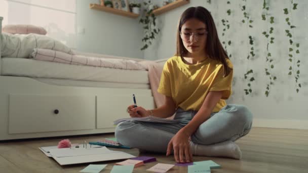 Kaukasisches Teenager Mädchen Sitzt Auf Dem Boden Und Lernt Von — Stockvideo