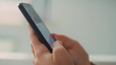 İnternette el ele tutuşmanın ve internette gezinmenin ayrıntıları. 8K 'da kırmızı helyum kamerayla çekildi..  