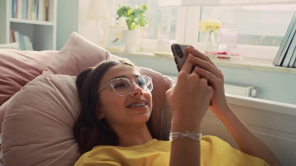 Kaukasische Teenager Mädchen Mit Videoanruf Während Sie Auf Dem Rücken — Stockvideo