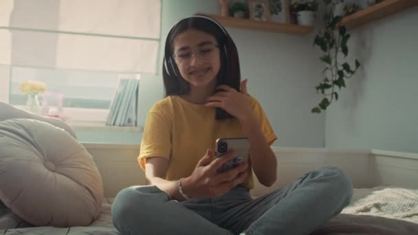 Adolescente Caucásica Que Usa Auriculares Escucha Música Desde Teléfono Fotografía — Vídeos de Stock