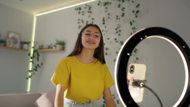 Підліткова Біла Дівчина Танцює Записує Відео Соціальних Мереж Використовуючи Кільцеве — стокове відео