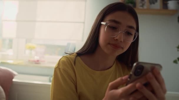 Kavkazská Dospívající Dívka Která Videohovor Zatímco Sedí Další Posteli Snímek — Stock video