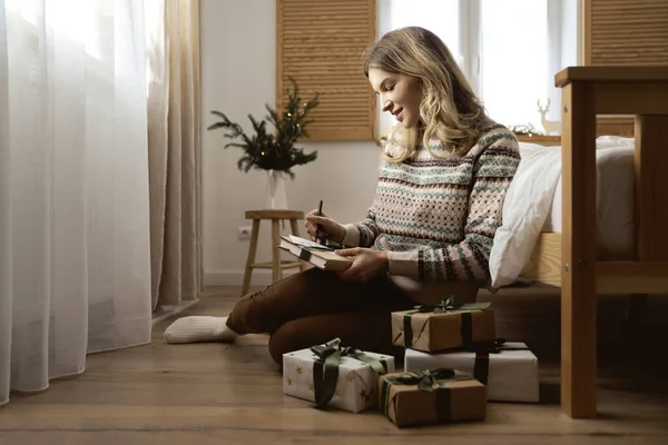Mulher Branca Sentada Chão Escrevendo Cartão Natal — Fotografia de Stock
