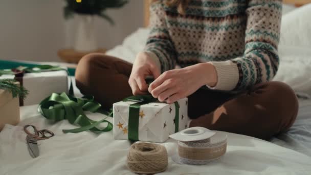 Nierozpoznawalna Biała Kobieta Siedząca Łóżku Pakująca Świąteczne Prezenty Domu Nakręcony — Wideo stockowe