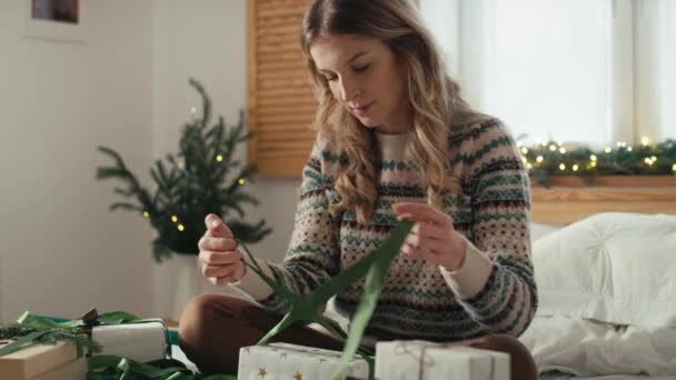 Blanke Vrouw Die Thuis Bed Zit Een Kerstcadeau Inpakt Opgenomen — Stockvideo