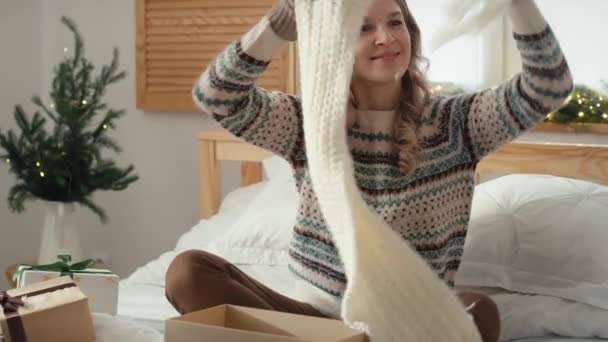 Mulher Branca Abrindo Experimentando Presentes Natal Seu Quarto Tiro Com — Vídeo de Stock