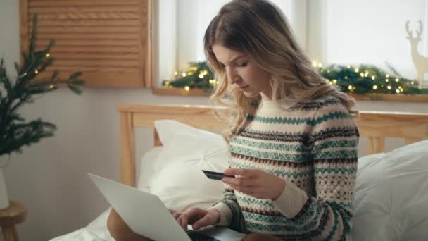 Blanke Vrouw Die Bed Zit Kerstinkopen Doet Met Laptop Creditcard — Stockvideo