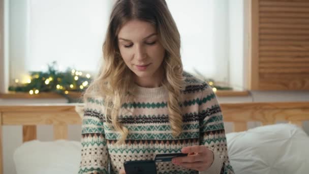 Mujer Caucásica Sentada Cama Haciendo Compras Navidad Con Uso Teléfono — Vídeos de Stock