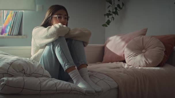 Adolescente Branca Pensativa Sentada Cama Com Braços Redor Dos Joelhos — Vídeo de Stock
