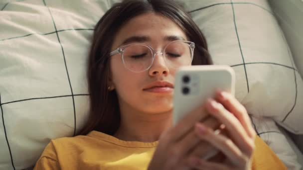 Vergrößern Sie Das Kaukasische Teenager Mädchen Beim Telefonieren Während Auf — Stockvideo