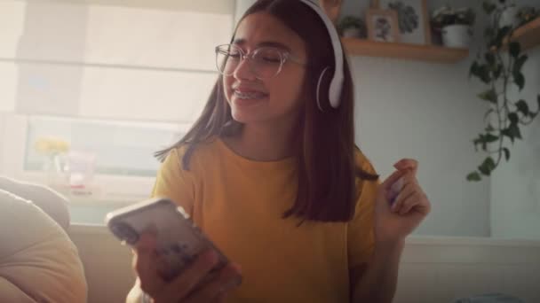 Zvětšit Kavkazské Dospívající Dívky Nosit Sluchátka Poslouchat Hudbu Jejího Telefonu — Stock video