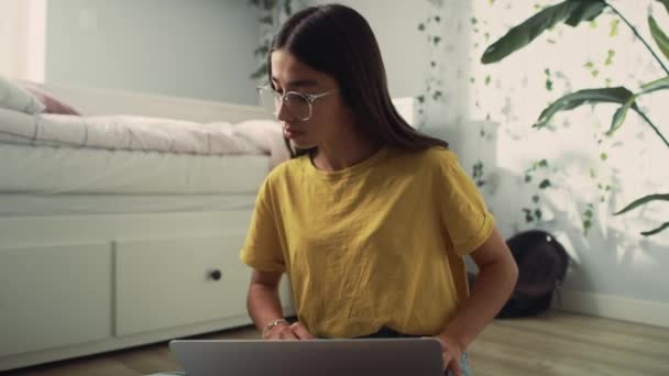 Zooma Kaukasiska Tonårstjej Sitter Golvet Och Använder Laptop För Att — Stockvideo