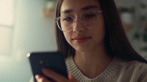 Detailní Záběr Kavkazské Dospívající Dívky Procházející Telefon Své Ložnici Snímek — Stock video