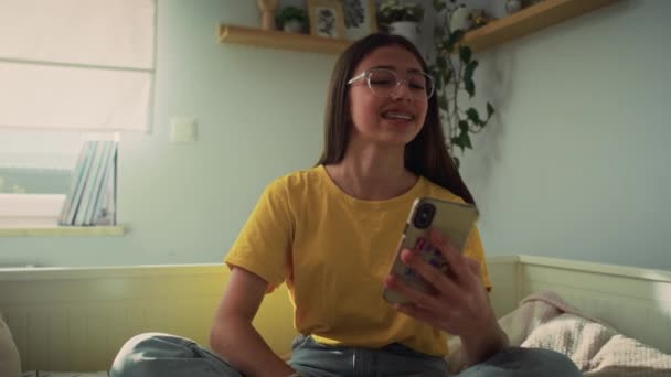 Kaukasische Teenager Mädchen Mit Videoanrufen Während Sie Zeit Auf Dem — Stockvideo