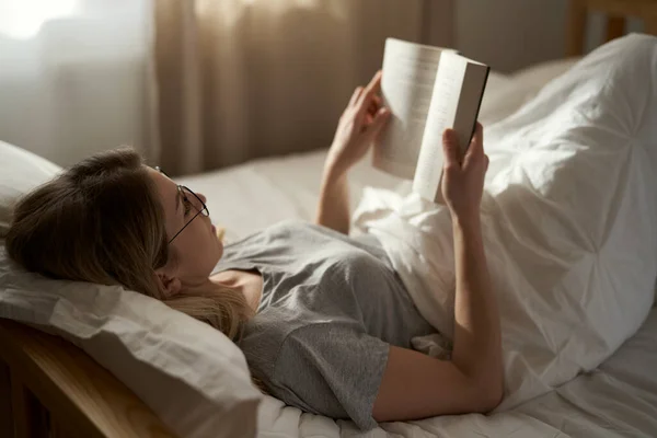 Kafkasyalı Kadın Sabah Yatağa Uzanıp Kitap Okuyor — Stok fotoğraf