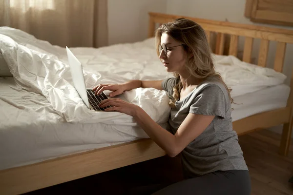 Kafkasyalı Kadın Sabahları Evde Dizüstü Bilgisayar Kullanıyor — Stok fotoğraf
