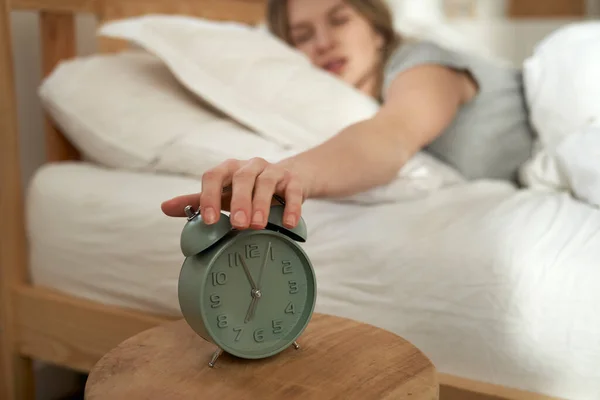 Çalar Saati Kapatırken Kadının Eli Yataktan Kalkar — Stok fotoğraf