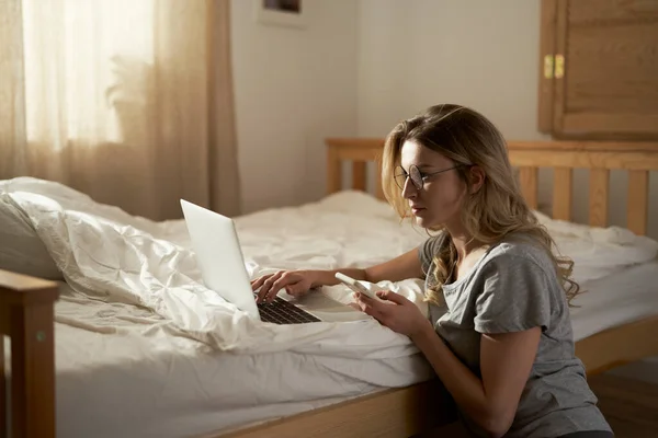 Mulher Branca Usando Laptop Casa Manhã — Fotografia de Stock