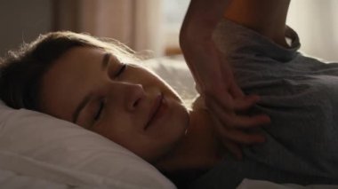 Beyaz kadın güneşli bir günde uyanıyor. 